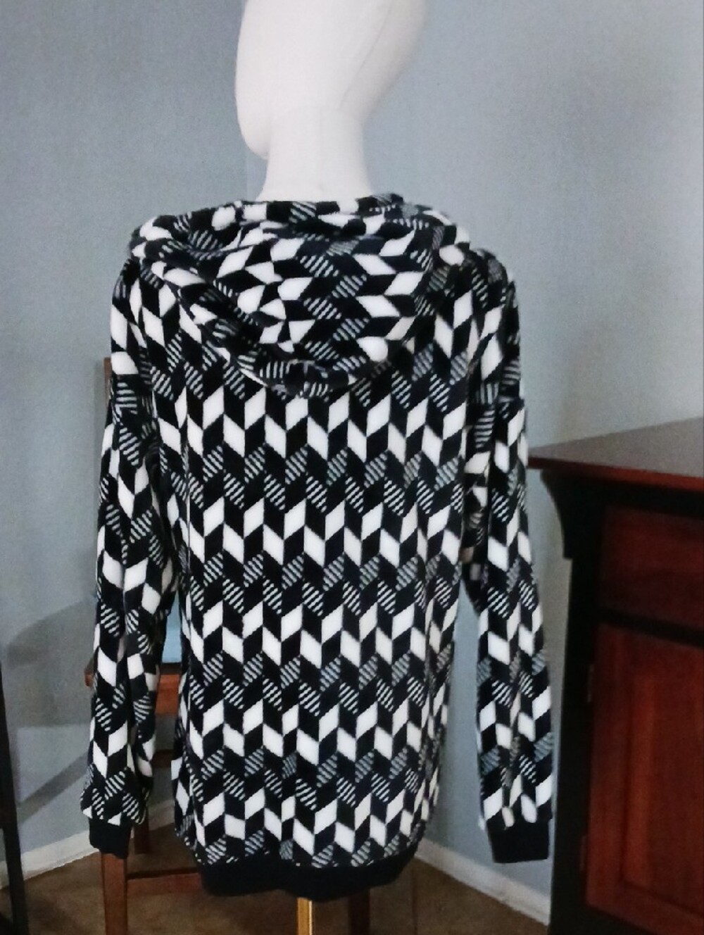 Vera Bradley Black & White Geometric Hooded Pullover - Picture 9 of 12